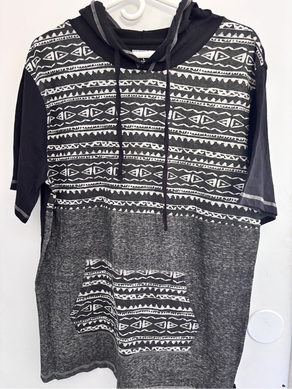 Metro One Black & Gray Patterned Short-Sleeve Hoodie Large 100% Cotton Pocket